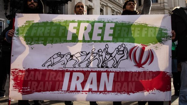 Irán fenyeget: mostantól katonailag is fellépnek a tüntető tömegek ellen