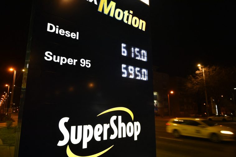 Fenntarthatatlan a védett üzemanyagár, és minél tovább marad velünk, annál nagyobb problémákkal kell szembenézni