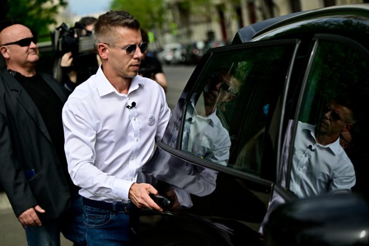 Az új kormány megtartja a benzin védett árát