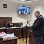 Németh Szilárd hatalmas ragtapasszal a szeme alatt tett vallomást a bíróságon