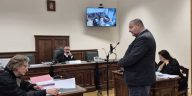 Németh Szilárd hatalmas ragtapasszal a szeme alatt tett vallomást a bíróságon