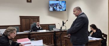 Németh Szilárd hatalmas ragtapasszal a szeme alatt tett vallomást a bíróságon