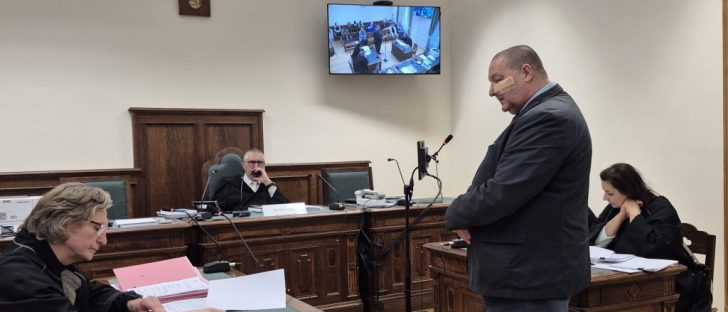 Németh Szilárd hatalmas ragtapasszal a szeme alatt tett vallomást a bíróságon