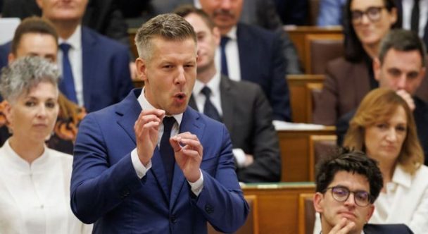 Mandula Viktor úgy szétkapta Magyar Pétert a facebookon, hogy csak úgy füstölt