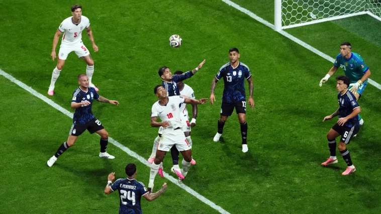 Egymásnak feszültek a játékosok, drámai fordítás döntött az angol-argentin vb-elődöntőn